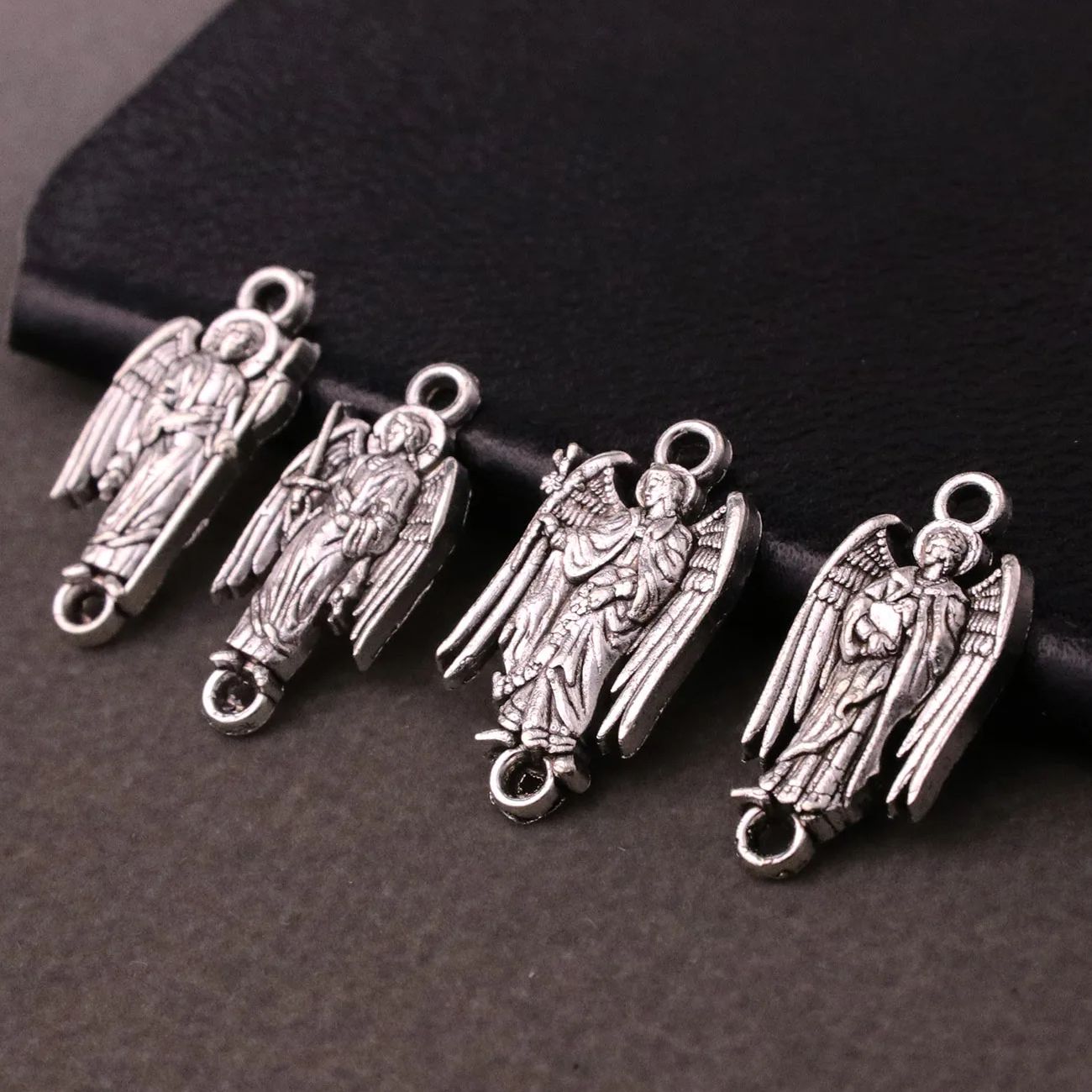 4 個大天使メダルクリスチャン保護聖ミカエルガブリエルラファ - Jewelry Making Michaels のレビューと価格